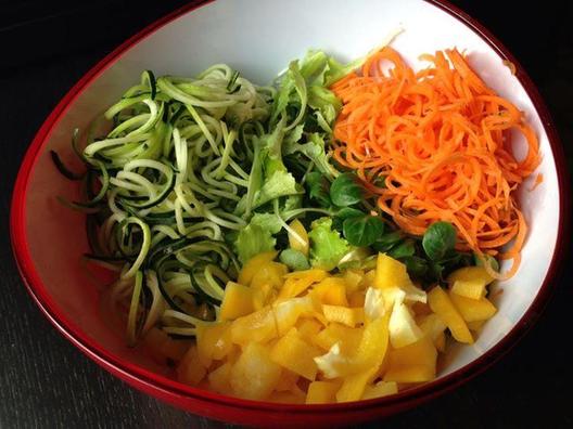 Värikäs salaatti <3 - kesäkurpitsaa, porkkanaa, keltainen paprika, pluck-pystyy vihreät