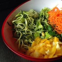 Värikäs salaatti <3 - kesäkurpitsaa, porkkanaa, keltainen paprika, pluck-pystyy vihreät