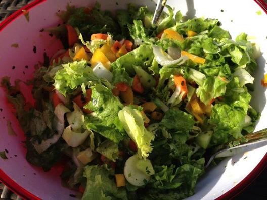Runsas ja rapeita salaattia - salaattia, sikuri, porkkanat, keltainen paprika, kurkku, avokado, sitruuna, basilika ja ruohosipuli