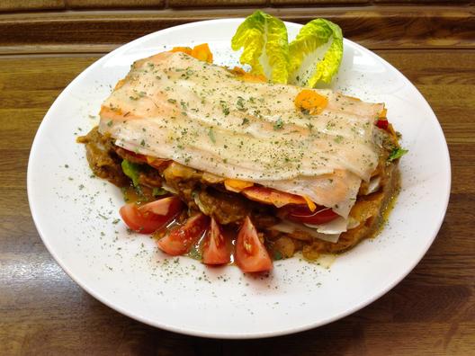 Retiisi - porkkana - "lasagne" kiivi - dates - kastiketta