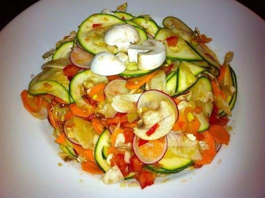 Raaka salaatti valmistettu kesäkurpitsa, retiisi, fenkoli, porkkana ja herkkusieniä tomaatti ja avokado kappaletta hierotaan siinä ...