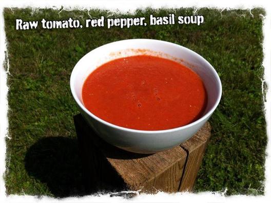 Raaka tomaatti, paprika, basilika keitto <3