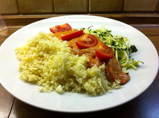 Ihanan maukasta ja mausteinen riisi (selleriä) nuudelit (kesäkurpitsa) ja tomaattikastiketta (tomaatti-avokado) <3