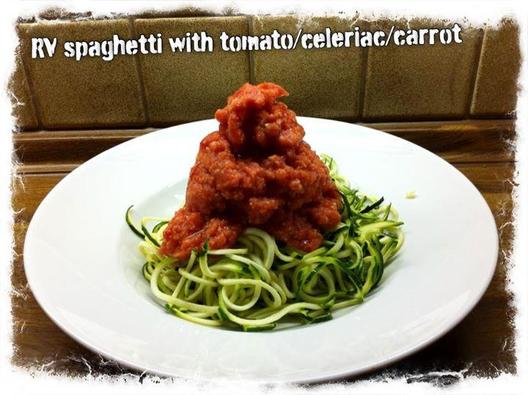 Kesäkurpitsa spagettia tomaatti / selleriä / porkkanakastiketta <3