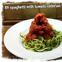 Kesäkurpitsa spagettia tomaatti / selleriä / porkkanakastiketta <3