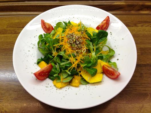 Mango - kurpitsa - sprouts - salaatti