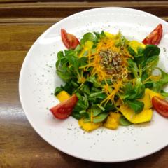 Mango - kurpitsa - sprouts - salaatti