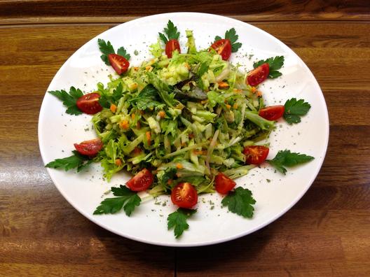 Avokado - omena - frisée - salaatti