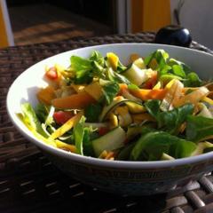 Vuonankaali, butternut, retiisi, porkkana, kesäkurpitsa avokado ja tomaatit hierotaan