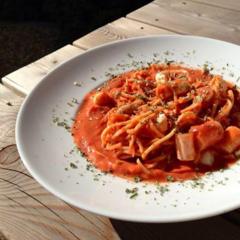 Kesäkurpitsa nuudelit parsa paloiksi ja kastike tomaatit, punainen paprika, mehu puolikkaan sitruunan ja appelsiini, puolet Hass avokado ja jotkut Italian yrttejä koristeeksi. Herkullinen!
