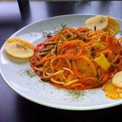Pumpkin - kesäkurpitsa "nuudelit" makea paprika - oranssi - omenakastiketta