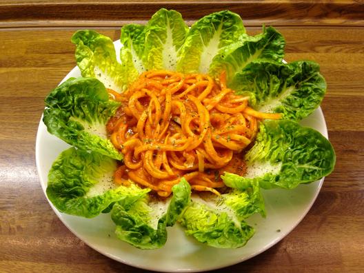 Retiisi - "Udon" - nuudelit mango - paprikat - date - kastiketta
