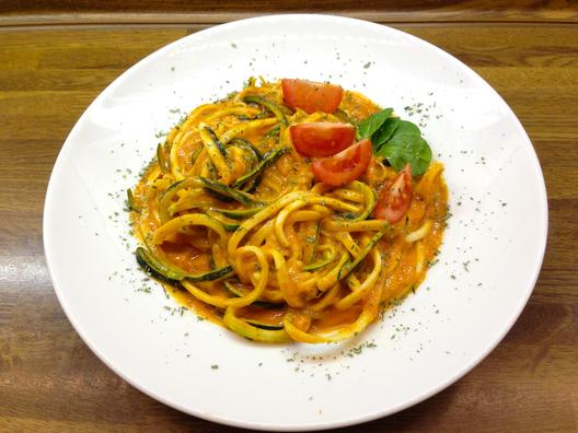 Kesäkurpitsa "pasta" mango - appelsiini - kastiketta