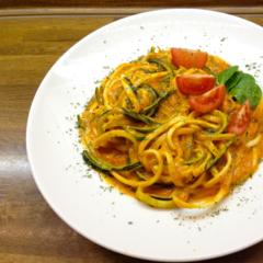 Kesäkurpitsa "pasta" mango - appelsiini - kastiketta