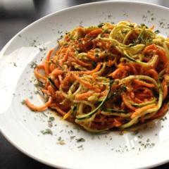 Pumpkin - kesäkurpitsa "spagetti" herkullisen keltainen paprika, avokado, sitruuna, fenkoli, basilikakastike