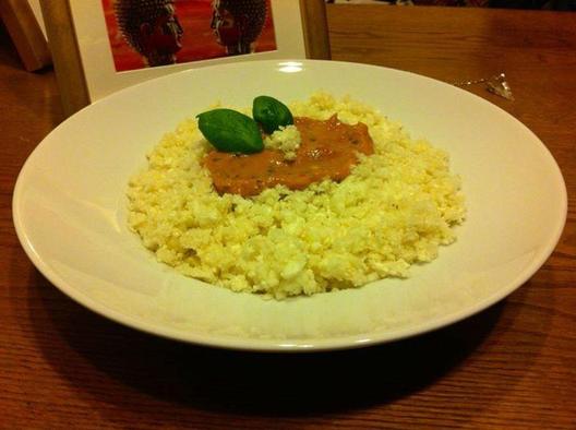 Kukkakaali "riisi" herkullisella tomaatti, avokado, basilikakastike