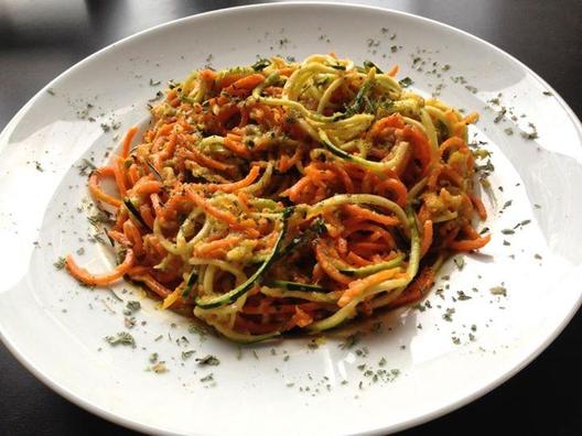 Pumpkin - kesäkurpitsa "spagetti" herkullisen keltainen paprika, avokado, sitruuna, fenkoli, basilikakastike