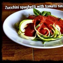 Kesäkurpitsa spagettia tomaatti / punainen-muistutti-paprika / basilikakastike kanssa hieman rucola