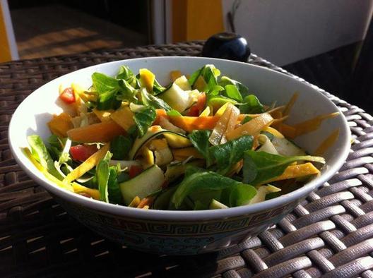 Vuonankaali, butternut, retiisi, porkkana, kesäkurpitsa avokado ja tomaatit hierotaan