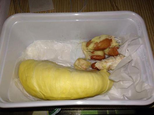 On jotain hyvin sanoinkuvaamaton maku ja haju durian. Jopa maku suuhun syömisen jälkeen se on sanoinkuvaamaton. :)