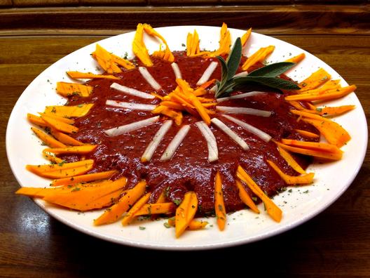 Kesäkurpitsa retiisi nuudelit mango tomaattikastiketta