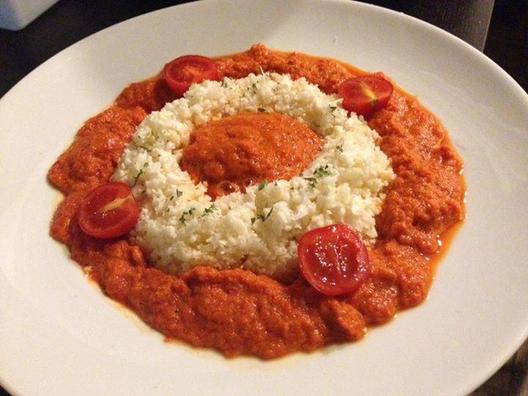 Kukkakaali "riisi" ja punaista paprikaa, porkkanaa, avokado, persiljakastiketta ripaus sitruunamehua ja cocktail tomaatit kuin koristeeksi