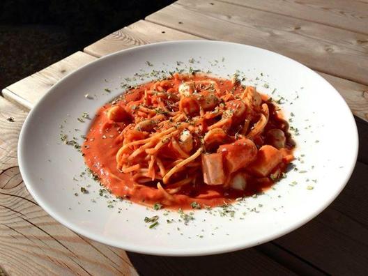 Kesäkurpitsa nuudelit parsa paloiksi ja kastike tomaatit, punainen paprika, mehu puolikkaan sitruunan ja appelsiini, puolet Hass avokado ja jotkut Italian yrttejä koristeeksi. Herkullinen!