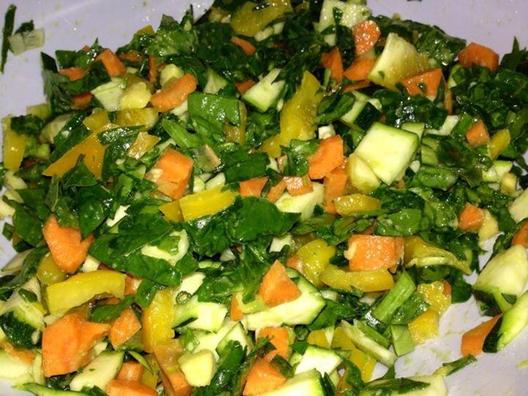 Pehmeä ja rapea salaatti kesäkurpitsa, porkkana, pinaatti, keltainen paprika, avokado ja sitruunamehu