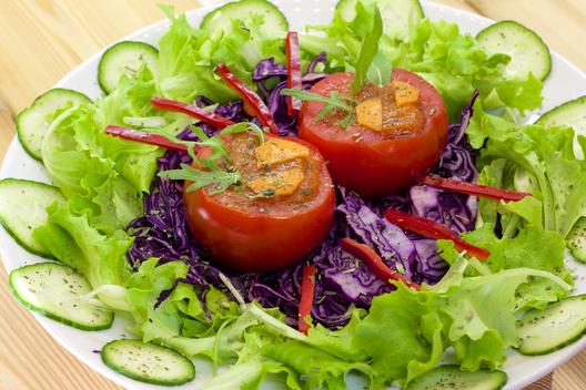 Kiwi - paprikat - täytetyt tomaatit violetti kaali