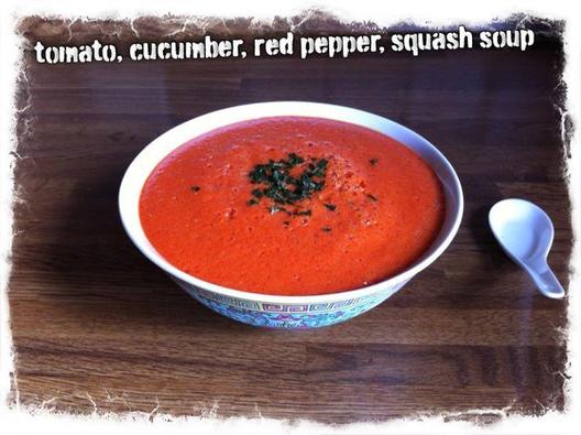 Raaka tomaattia, kurkkua, paprikaa, squashia keitto basilikalla