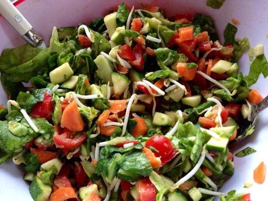 Salaatti vihreää salaattia, porkkanaa, paprikaa, cocktail tomaatit, porkkanat, itäneet vihreät pavut, kesäkurpitsa, avokado ja sitruunamehu. Pehmeä ja rapea! Rakastan sitä! ❤