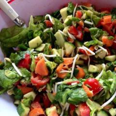 Salaatti vihreää salaattia, porkkanaa, paprikaa, cocktail tomaatit, porkkanat, itäneet vihreät pavut, kesäkurpitsa, avokado ja sitruunamehu. Pehmeä ja rapea! Rakastan sitä! ❤