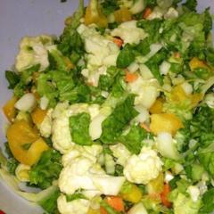 Salaatti kukkakaali, cicorie, vihreää salaattia, keltainen paprika, porkkanaa, avokado ja sitruunamehu.