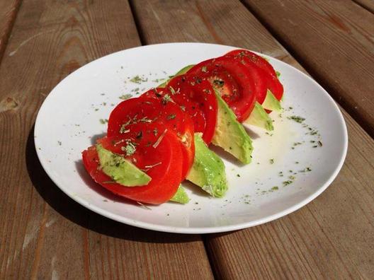 Yksinkertainen tomaatti ja avokado viipaleiksi joitakin sitruunamehua ja Italian yrttejä ...