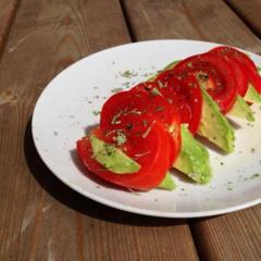 Yksinkertainen tomaatti ja avokado viipaleiksi joitakin sitruunamehua ja Italian yrttejä ...