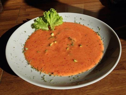 Tomaatti - nektariini keittoa paloja kesäkurpitsa. Yummy. ❤️