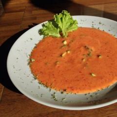 Tomaatti - nektariini keittoa paloja kesäkurpitsa. Yummy. ❤️