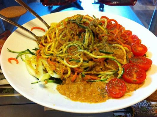 Kesäkurpitsa-porkkana-paprika spagetti ^ _ ^