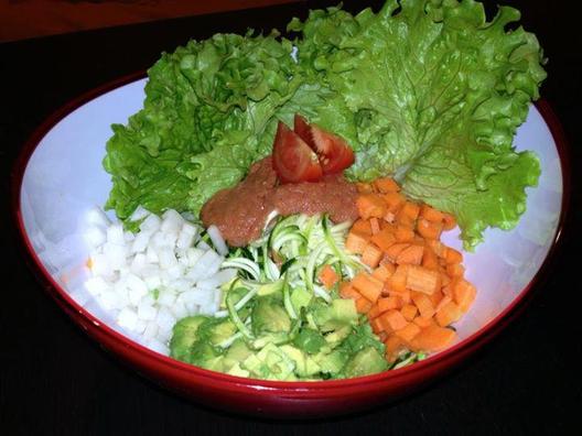 Kesäkurpitsaa, retiisi, porkkana, avokado, salaattia salaatti tomaatti-selleri kastike