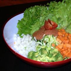 Kesäkurpitsaa, retiisi, porkkana, avokado, salaattia salaatti tomaatti-selleri kastike