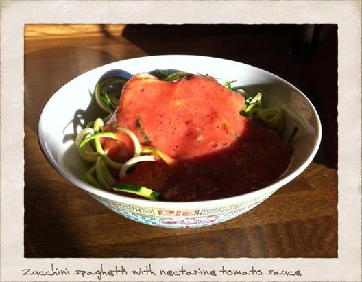Kesäkurpitsa spagettia nektariini tomaattikastiketta - Yum!