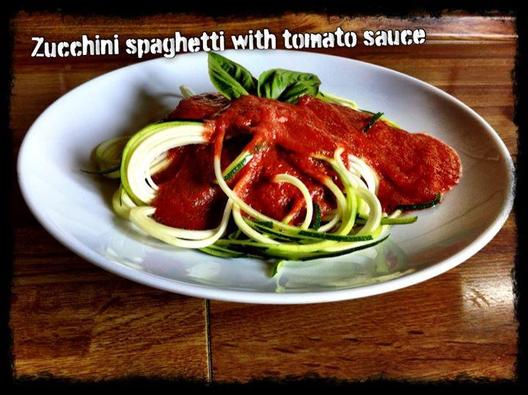 Kesäkurpitsa spagettia tomaatti / punainen-muistutti-paprika / basilikakastike kanssa hieman rucola